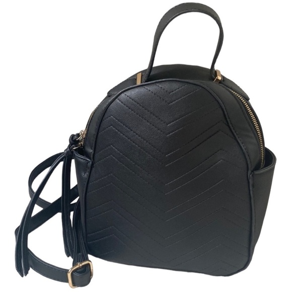 Faux leather | Black | Medium Size | Gold hardware | Backpack - Picture 1 of 16